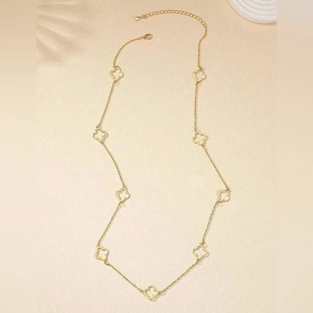 Hollow clover mid lenght Necklace in Gold Stainless steel - Picture 4 of 4